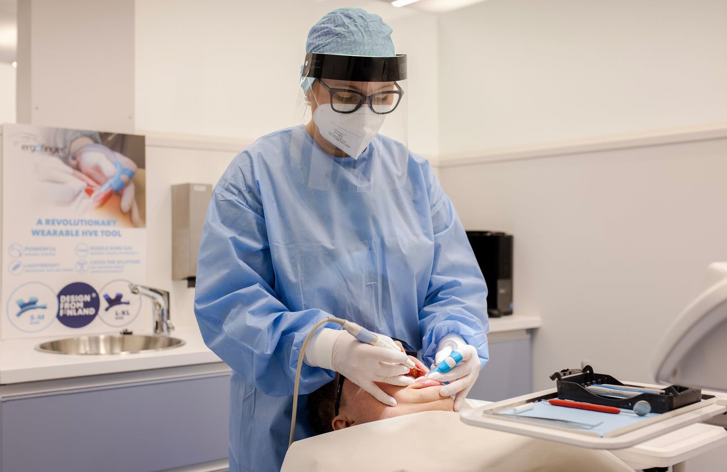 Optimizing the day-to-day work of dental care professionals working without an assistant.